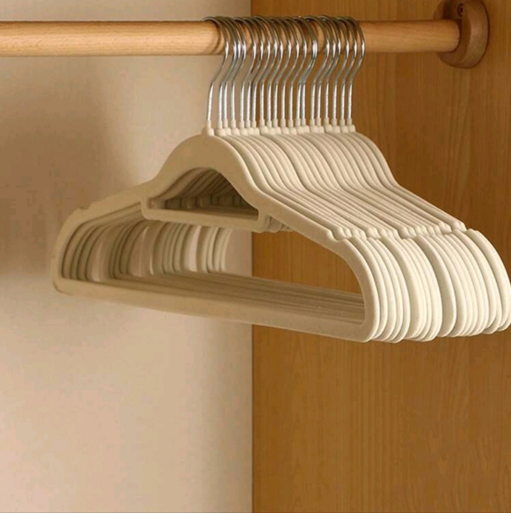 NIP Nonslip hangers set of 10